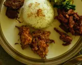 Pyszne danie z ryżem, tempeh, mięsem i warzywami. Idealne ceny na Bali dla smakoszy.