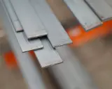 Varias pletinas metálicas apiladas, listas para ser transformadas en estructuras o piezas.