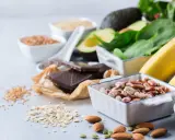 Bönor, nötter, choklad och bananer. Vissa upplever yrsel som en av magnesium biverkningar.
