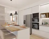 Cucina moderna con isola e sgabelli, elettrodomestici integrati e soluzioni per ottimizzare gli spazi.