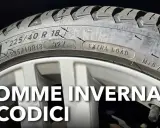 Guida per capire come riconoscere gomme invernali: il simbolo M+S e il fiocco di neve indicano pneumatici adatti.