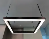 Nowoczesne ledy w ścianie tworzą geometryczny kształt, wisząc pod sufitem.
