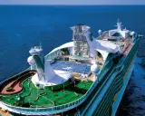 Nave Royal Caribbean con campo da mini golf, campo da basket e parete d'arrampicata. Scopri cosa è incluso nella tua crociera!