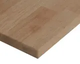 Superficie de madera de roble con vetas claras y textura natural. Diversos tipos de madera roble para proyectos.