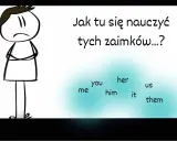 Smutna postać zastanawia się: "Jak tu się nauczyć tych zaimków...?". Widać słowa: me, you, him, her, it, us, them.