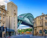 Die Tyne Bridge ragt majestätisch über die Straße in Newcastle upon Tyne.