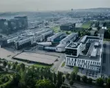 Nowoczesne budynki ULO Gdańsk w otoczeniu zieleni i infrastruktury miejskiej.