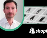 Mężczyzna w białej koszuli, obok zdjęcia ubrań, logo Shopify. Idealny do nauki, jak prowadzić swój **shopify kurs**.