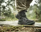 Czarne, wysokie buty na wycieczki w góry, z membraną HydroGuard, gotowe na deszczową pogodę i trudny teren.