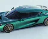 Ein smaragdgrüner Koenigsegg Gemera PS mit goldenen Felgen, der Eleganz und Kraft ausstrahlt.