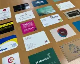 Varias tarjetas de visita de diferentes empresas, con diseños y colores llamativos. Un ejemplo es el papel para tarjetas de visita de "ASEFILCO mediación".