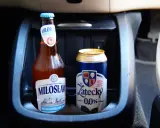 Dwa bezalkoholowe piwa w uchwytach samochodowych. Czy można pić piwo w samochodzie? Tylko takie, które nie zawiera alkoholu!