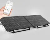 Installation facile d'un panneau solaire plug and play. Une main tient un smartphone affichant les données de production et les avantages écologiques.