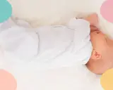 Bebé durmiendo plácidamente. Un momento de paz que marca cuando empiezan a dormir más los bebés.