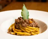 Pasta con ragù di carne, un classico da provare se ti chiedi cosa mangiare a Vicenza.