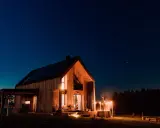 Drewniany dom z oświetleniem i gorącą balia pod rozgwieżdżonym niebem. Idealne noclegi Bory Tucholskie.