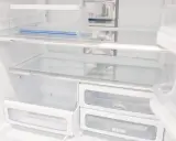 Puste półki i szuflady lodówki No Frost. Zastanawiasz się, ile trwa rozmrażanie lodówki no frost? Zazwyczaj nie wymaga ono długiego czekania.