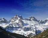Majestuosas cumbres nevadas en Candanchú, un paisaje de verano que invita a la aventura.