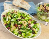 Frischer Brokkolisalat mit Cranberries und Walnüssen. Ein köstliches, **high protein vegetarisch** Gericht, serviert mit Brot.