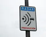 Señal de radar con un coche y ondas, indicando un adelanto de la regla de precaución.