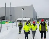 Arbeiter inspizieren eine Anlage für erneuerbare energie schweden im Schnee.