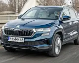 Niebieska Skoda Karoq na drodze. Sprawdź aktualną skoda karoq cena i wybierz swój wymarzony SUV.