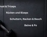Ein Hantel liegt auf schwarzem Untergrund. Text zeigt einen 4er split trainingsplan: Brust & Trizeps, Rücken und Bizeps, Schultern, Nacken & Bauch, Beine & Po.