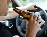 Kierowca pije piwo za kierownicą. Czy pasażer z przodu może być pijany, jeśli kierowca prowadzi w takim stanie?