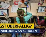 Kinder lernen mit Tablets, als würden sie im **air racing** durch digitale Welten fliegen. Medienbildung an Schulen.