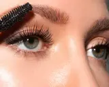 Application de mascara pour une extension de cils différente pose, allongeant et volumisant chaque cil pour un regard intense.