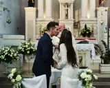 Para młoda całuje się podczas ślubu kościelnego. Czy wdowiec może wziąć ślub kościelny? Tak, jeśli jego poprzednie małżeństwo zostało unieważnione.