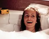 Julia Roberts lacht in einer Schaumbadewanne, hört Musik über Kopfhörer. Sie fragt sich, wie oft Haare waschen wohl nötig ist, um so strahlend auszusehen.