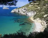 La cala del gesso, Monte Argentario, offre acque cristalline e una spiaggia appartata tra rocce e macchia mediterranea.