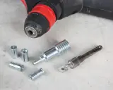 Outils pour retirer cheville à frapper béton : burin, mandrin et chevilles.