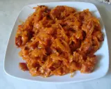 Pyszny bigos z cukinii z kawałkami kiełbasy, duszony do miękkości.