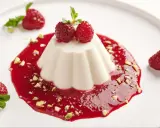 Panna cotta z malinami i pistacjami. Idealny deser, gdy szukasz prostego panna cotta przepis.