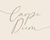 Napis "Carpe Diem" wykonany elegancką, beżową kursywą na jasnym tle.