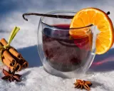 Grzane wino z pomarańczą, laską wanilii, cynamonem i anyżem na śniegu.