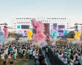 Stor publik njuter av Way Out West lineup med färgpulver i luften.