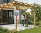 Un couple perplexe devant un panneau "Permis de construire ? Pergola Ouverte : Renseignez-vous en mairie". Le plan de masse de la pergola est visible.
