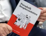 Poradnik bezpieczeństwa z rysunkami ludzi i hasłem "edb".