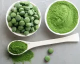 Zielona chlorella w tabletkach i proszku. Zastanawiasz się nad jej stosowaniem? Poznaj potencjalne chlorella skutki uboczne.