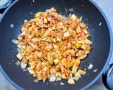 Finocchi in padella, tagliati a pezzi e cotti con pomodoro e spezie, emanano un profumo invitante.