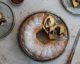 Ein köstlicher Marmorkuchen, frisch gebacken und mit Puderzucker bestäubt. Dieses Marmorkuchen Rezept ist ein Klassiker.