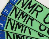 Kilka zielonych tablic rejestracyjnych z literami "NMR" i cyframi "0". Co to za rejestracja?