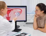 Lekarz wyjaśnia pacjentce obraz jajnika z torbielą. Czego nie wolno robić w takiej sytuacji?