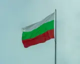 Bułgarska flaga powiewa na tle nieba. Zastanawiasz się nad cenami w Bułgarii?