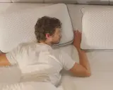 Mann schläft auf einem Emma Kissen. Die Anleitung für das perfekte Liegegefühl ist hier.