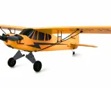 Ein gelbes Piper Flugzeug mit schwarzem Propeller und Fahrwerk steht auf weißem Grund.