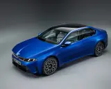 Blauer BMW i3 Neue Klasse Limousine mit schwarzem Dach und futuristischen Felgen.